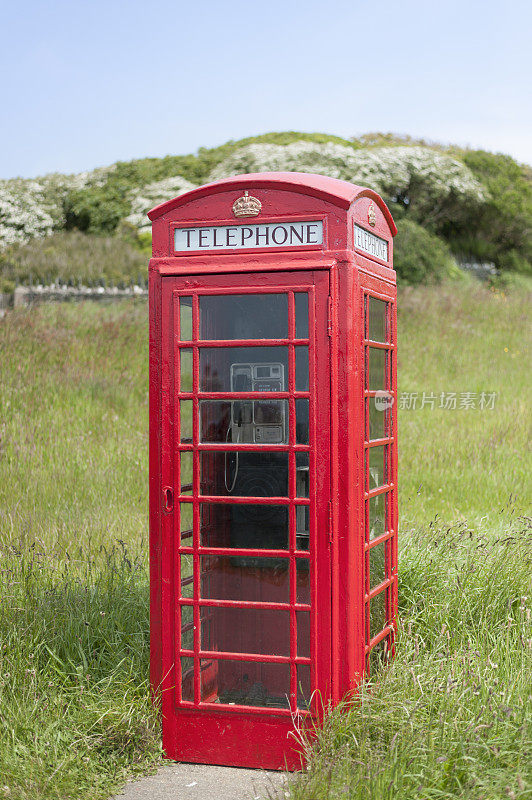 传统的英国乡村红色电话亭/电话亭